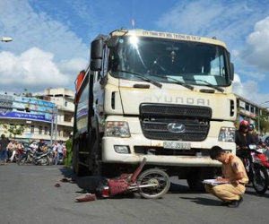 Bị xe rác húc văng, hai phụ nữ và bé 5 tuổi nằm bất động trên đường
