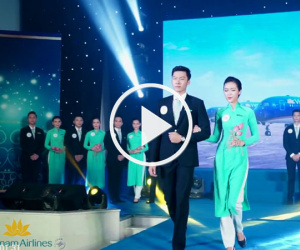 Clip: Tiếp viên VNA trình diễn catwalk trong BST áo dài của Võ Việt Chung