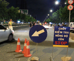 CSGT TP.HCM "thổi" nồng độ cồn kiểu mới: Chỉ 6/200 người lái xe hơi bị phạt