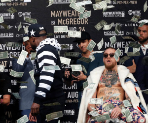 Mayweather ném tiền vào McGregor
