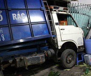 Container húc văng xe rác vào nhà dân trong đêm, 2 người bị thương