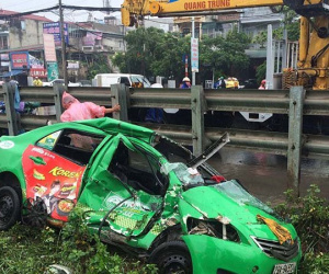 Hà Nội: Tàu hỏa kéo lê taxi, tài xế nguy kịch