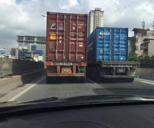 Hà Nội: Truy tìm 2 xe container chạy như... rùa ở đường trên cao