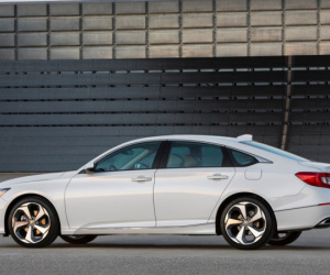 Honda Accord 2018 quyết đấu Toyota Camry mới