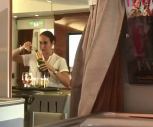 Nữ tiếp viên hàng không hãng Emirates bị bắt gặp rót rượu vang còn thừa ngược vào chai trên khoang VIP