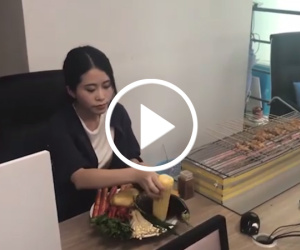 Video: Thánh nữ công sở nướng thịt bằng bóng đèn gây choáng