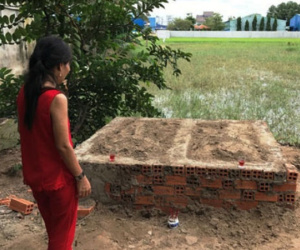 Vụ 2 anh em ôm nhau chết ở ruộng lúa: Người mẹ thất thần bên phần mộ mới đắp 2 con trai