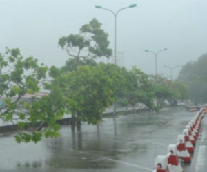 Bão số 2 tăng cấp, mưa giông đổ bộ vào nội thành Hà Nội chiều nay