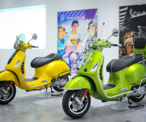 Cặp Vespa GTS 2017 độ chính hãng tại Việt Nam
