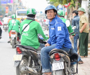 Hà Nội cấm dịch vụ đi chung xe của Uber, Grab