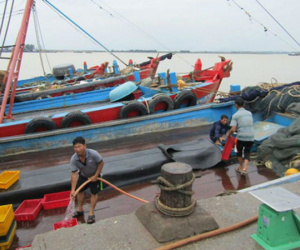 Bão bất thường tấn công miền Trung: Nhiều “bom” nước có thể vỡ
