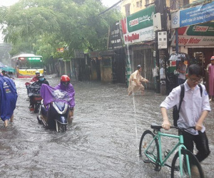 Hà Nội mưa lớn, nhiều phố mênh mông nước