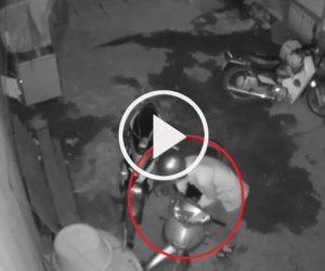 Clip: Táo tợn bẻ khóa, "cuỗm" xe máy ngay trước cửa quán