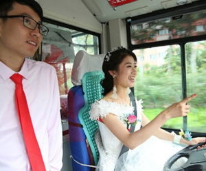 Cô dâu lái xe buýt đưa chồng đến đám cưới