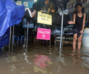 Hà Nội: Chợ Nhà Xanh nước ngập sâu hơn 1m sau bão số 2