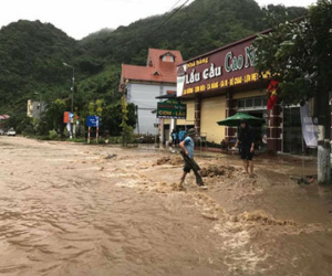 Lũ chia cắt quốc lộ, đường lên Sơn La ách tắc