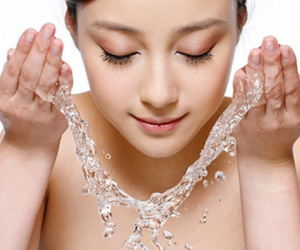 Rửa mặt đúng cách để da đẹp như cô gái 28 tuổi mà làn da chỉ 17 tuổi