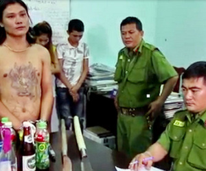 Tạm giữ hình sự hai đối tượng mang mã tấu và súng tự chế đi đòi nợ