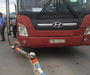 TP.HCM: Va chạm liên hoàn giữa xe khách Thành Bưởi và 2 ô tô, đường dẫn lên cao tốc kẹt cứng
