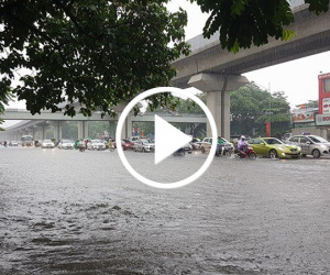 Video Hà Nội mưa lớn, nhiều phố mênh mông nước
