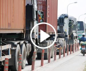 Video: Kẹt xe thường xuyên ở cảng Cát Lái, tài xế ăn ngủ trên đường