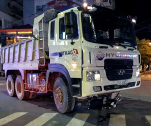 Xe tải cuốn cô gái chạy xe đạp điện vào gầm, kéo lê hơn 5 m