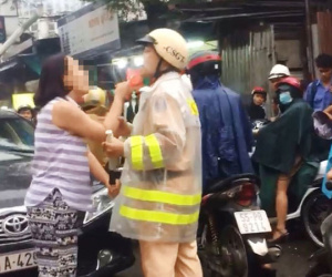 CSGT Hàng Xanh: Người phụ nữ chạy xe ngược chiều chửi bới, y như trong clip