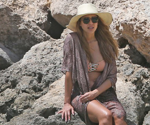 Jessica Alba mang bầu con thứ ba