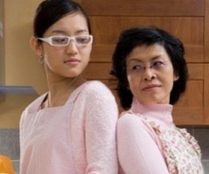 Mẹ chồng không đồng ý cho con trai động tay chân vào việc nhà