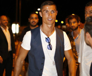 Ronaldo chi 297 tỉ đồng đẻ thuê sinh đôi, bị gọi là kẻ thất đức