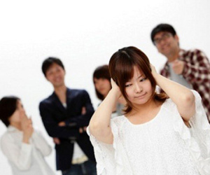 Cô tiểu thư đến nhà bạn trai chơi, bị cả nhà xúm vào “như xem voi trong sở thú”