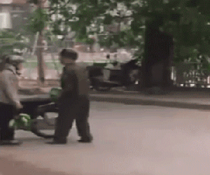 Hà Nội: Xôn xao đoạn clip ghi cảnh tự quản ném cân của người phụ nữ bán hàng rong xuống sông