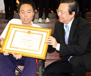 Nam sinh Sài Gòn nhận bằng khen học sinh giỏi trên xe lăn