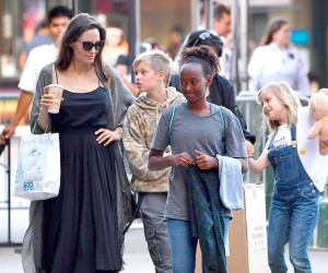 Angelina Jolie mặc gợi cảm khi đi mua sắm với các con