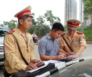 Bộ Tư pháp: CSGT tiếp tục xử phạt xe không mang giấy tờ gốc "sẽ tác động tiêu cực"