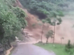 Lũ ống đổ như thác xuống mặt đường ở Hà Giang