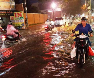 Mưa “chớp mắt” từ chiều, đến nửa đêm Sài Gòn vẫn còn ngập
