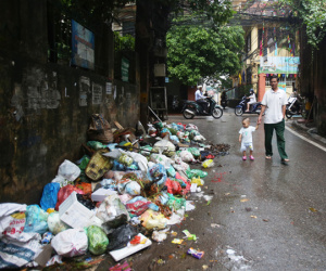 Rác thải "bủa vây" nhiều ngõ phố ở Thủ đô