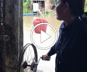 Video Người miền Tây bán hàng qua sông bằng cáp treo tự chế