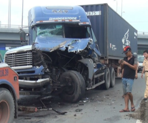 Xe đầu kéo toác đầu sau cú tông xe tải, quốc lộ 1 kẹt cứng