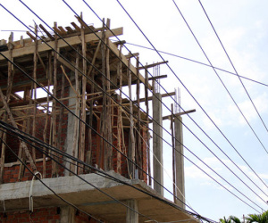 Bị điện giật rơi từ độ cao hơn 12 mét, người đàn ông nguy kịch