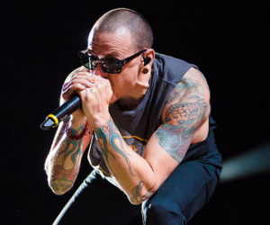 Ca sĩ chính của nhóm Linkin Park treo cổ tự tử
