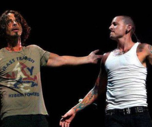 Chester Bennington tự tử vào đúng sinh nhật của người bạn vừa mất 2 tháng trước