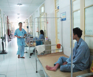 Hà Nội thêm hàng trăm ca sốt xuất huyết mỗi ngày: Vợ chồng cùng nhập viện, con cái phải gửi về quê