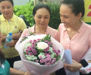 Mẹ hoa hậu Phương Nga cho biết con gái mắc bệnh viêm phổi, sức khỏe ngày càng xuống dốc