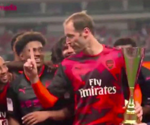 Petr Cech ngăn đồng đội ăn mừng sau trận thắng Bayern