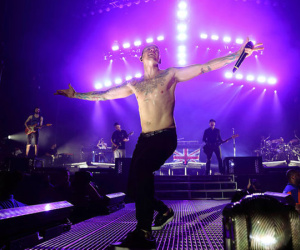 Tự tử đúng 1 tuần trước tour diễn, đây là sân khấu cuối cùng của Chester bên Linkin Park