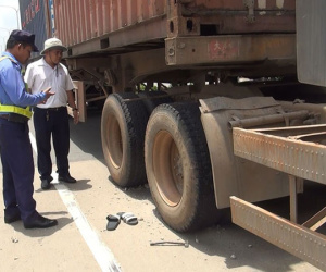 Vỏ container phát nổ, tài xế văng xa nguy kịch