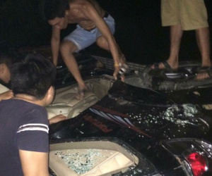 Vụ đập phá, đốt xe ô tô Fortuner vì nghi bắt cóc trẻ em: Hai người đàn ông đi tìm mua gỗ