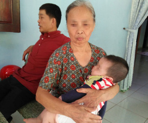 Bé trai 10 tháng tuổi bị bỏ rơi trong lô cao su